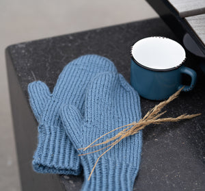 Mitaines et tasse à café