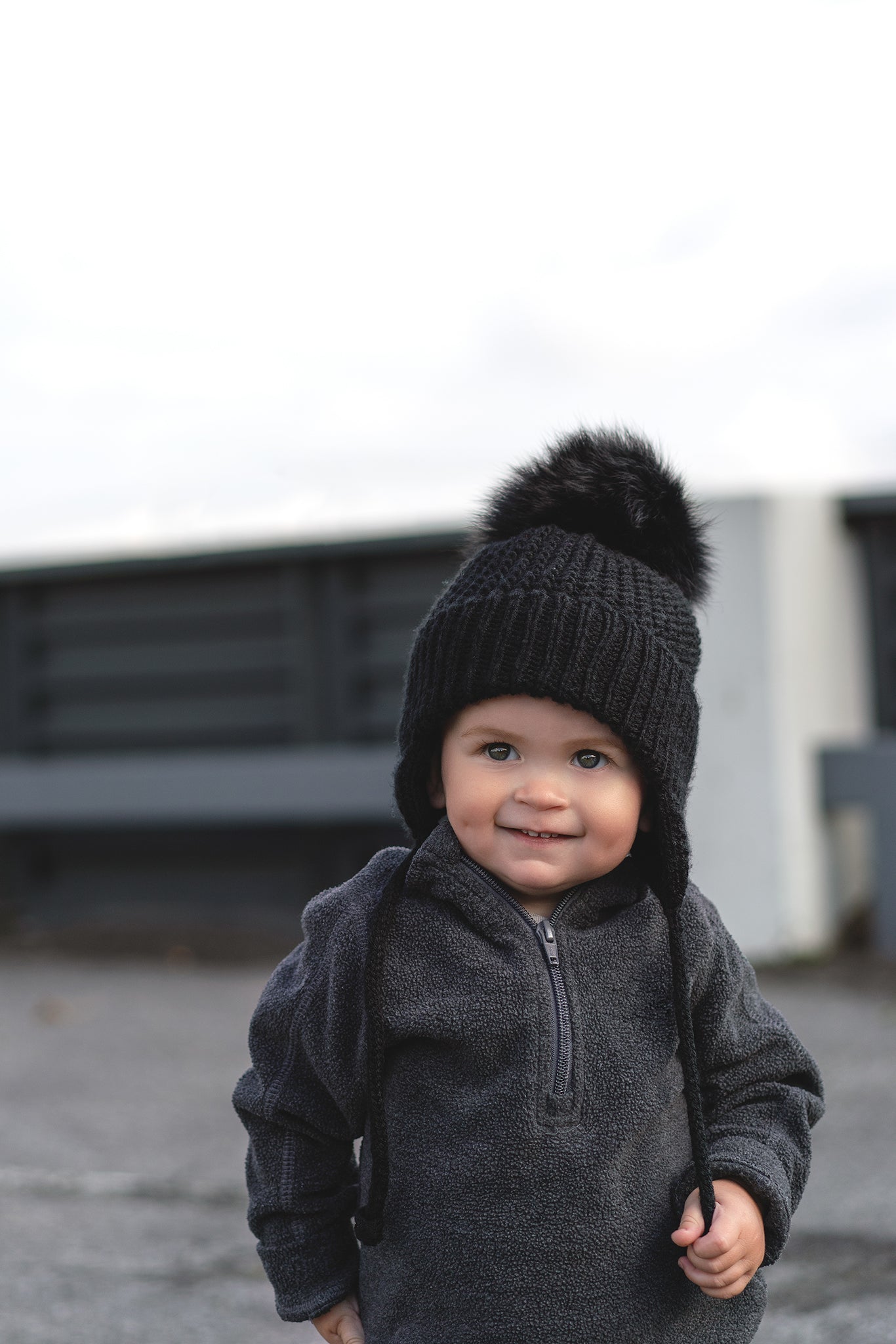 jeune garçon habillé d'un manteau et d'une tuque