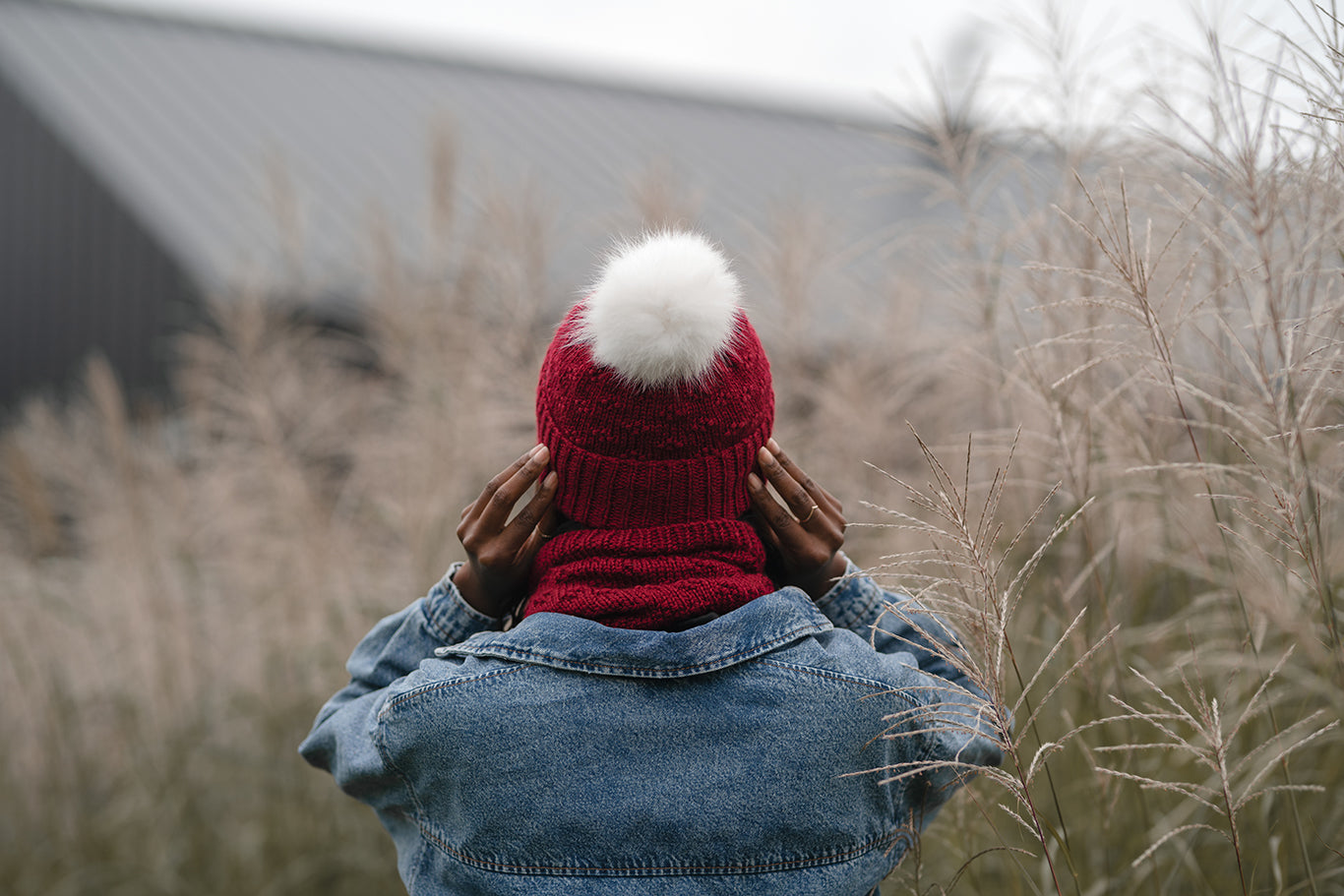 Femme de dos vêtue d'une tuque et un foulard